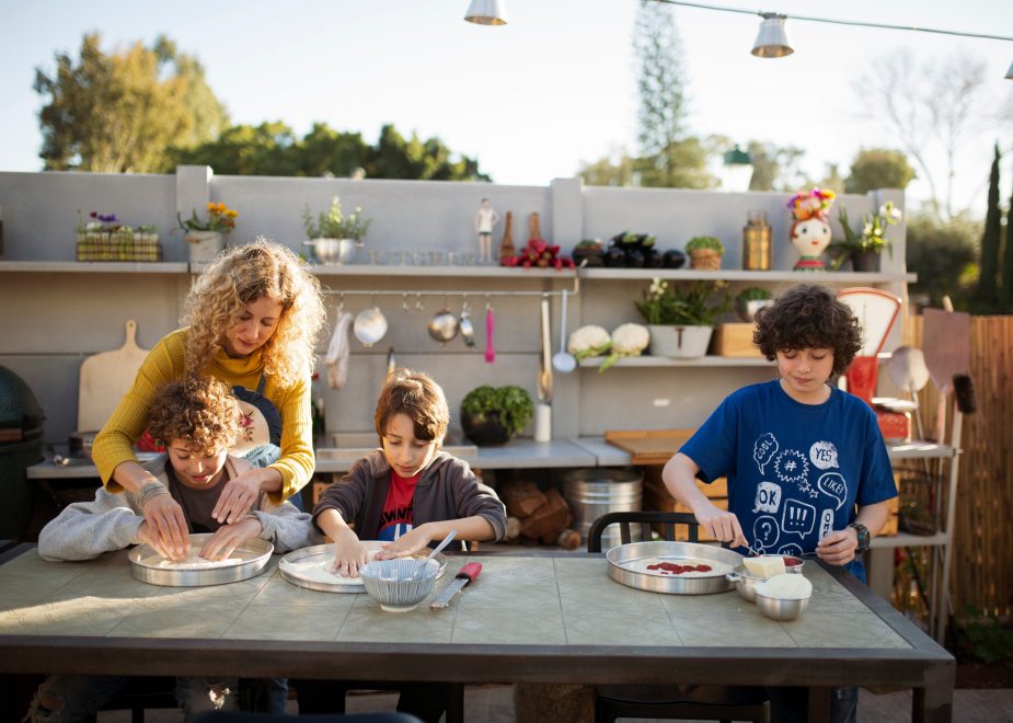 Enhancing Outdoor Living: The Benefits of Pool Houses and Outdoor Kitchens